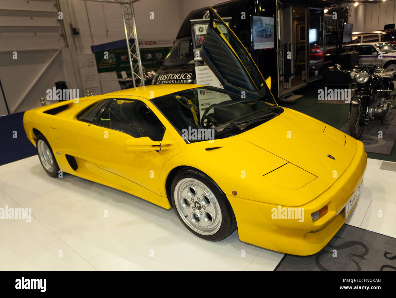 Three-Quarter vista di un giallo, 1991 Lamborghini Diablo, in mostra statica al 2016 London Classic Car Show. Foto Stock
