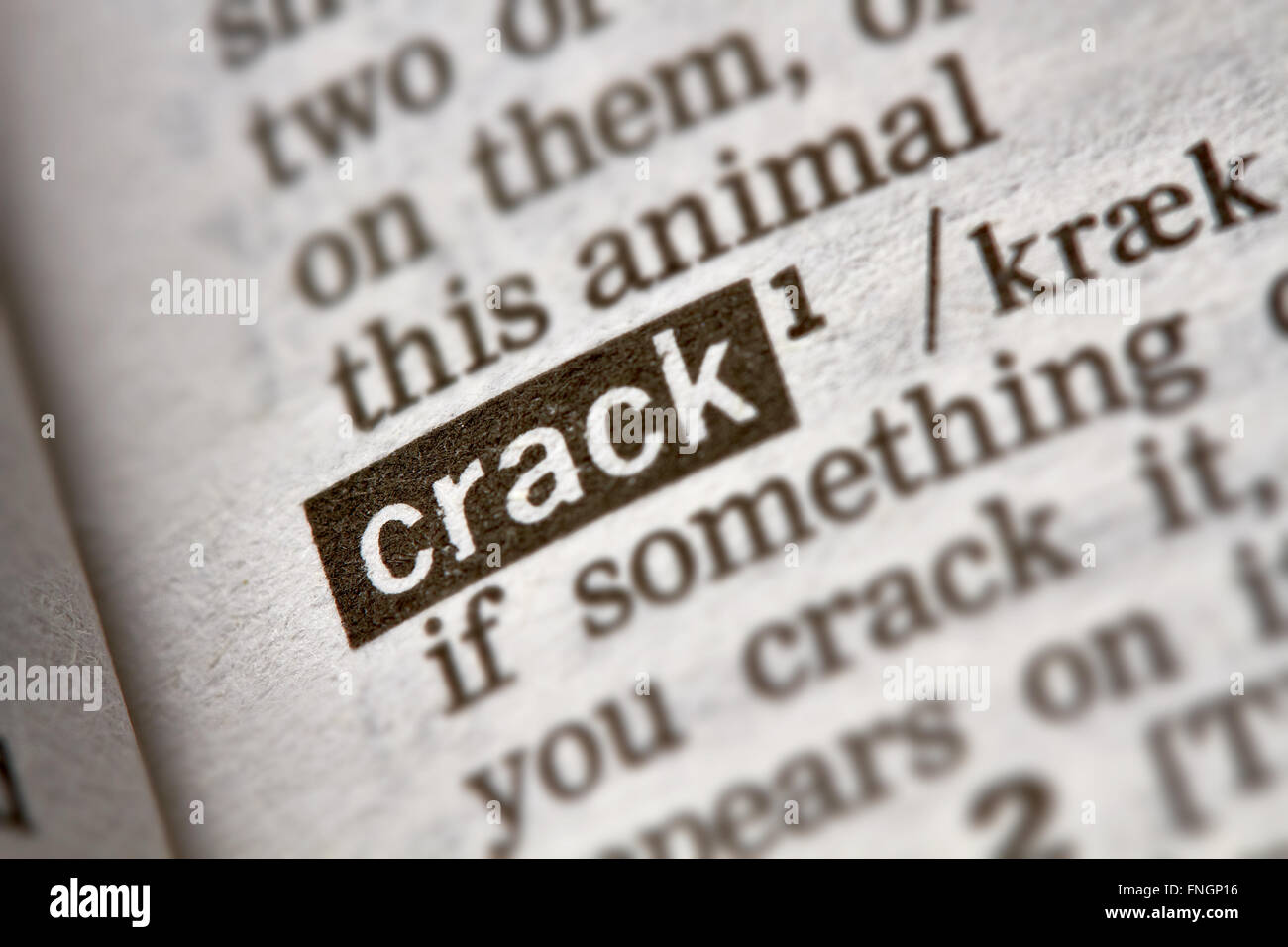 Crack definizione parola di testo nella pagina del dizionario Foto Stock