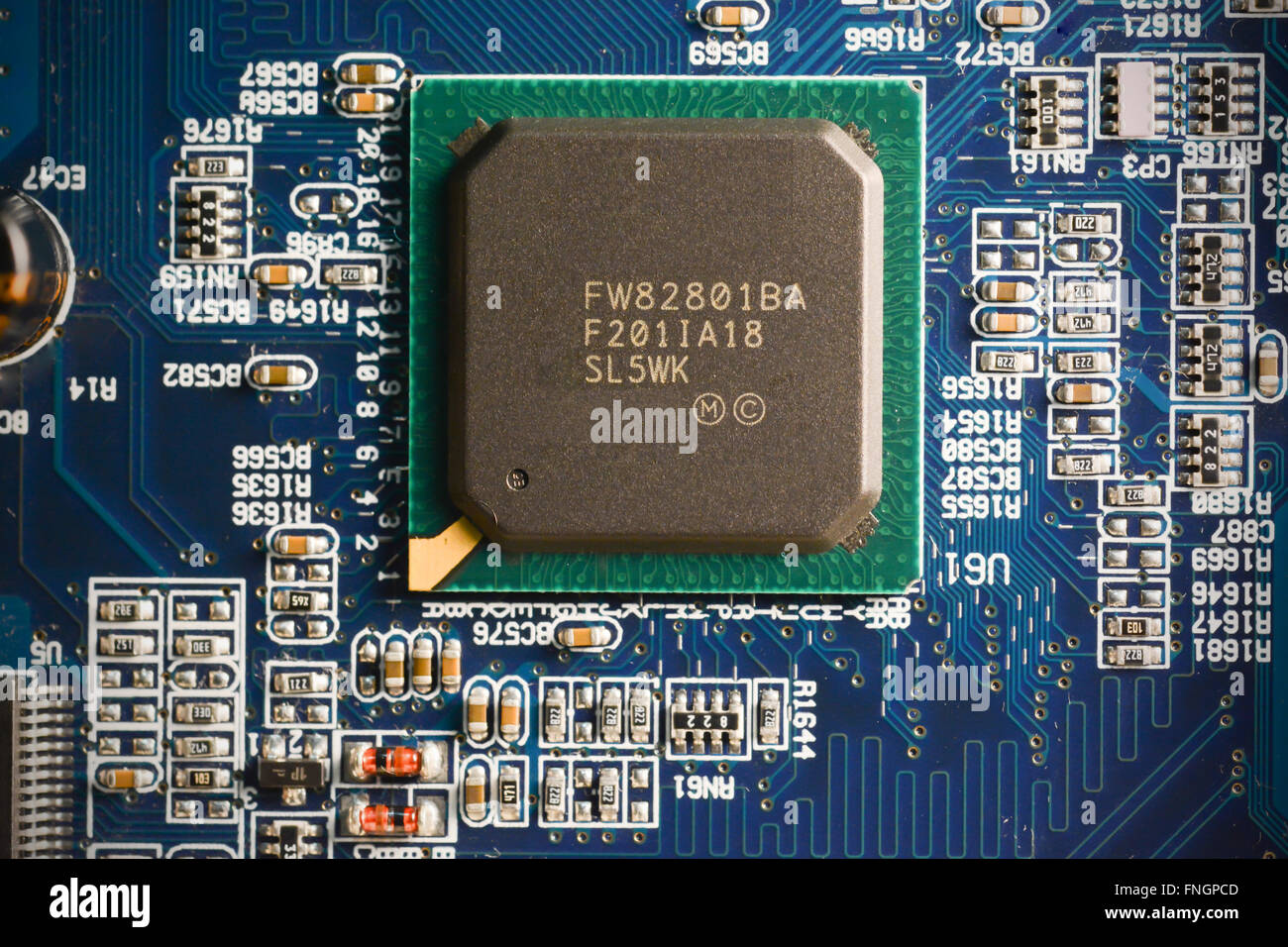 Computer mainboard o scheda madre con alta risoluzione dettaglio focalizzata sul processore Foto Stock
