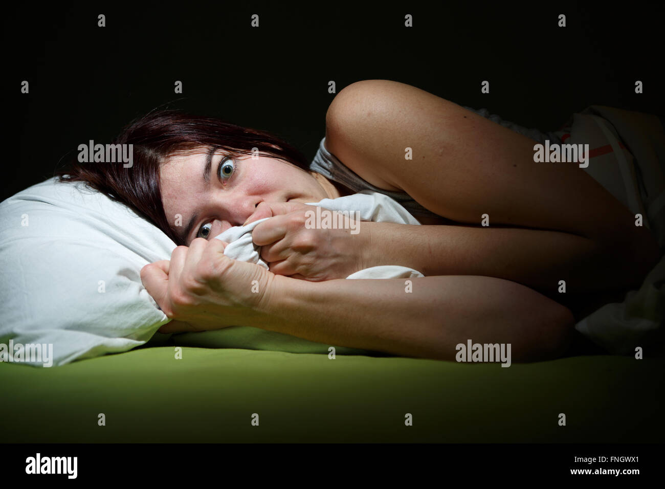 Giovane donna nel letto con gli occhi aperti la sofferenza l'insonnia. Concetto del sonno e problemi di incubo Foto Stock