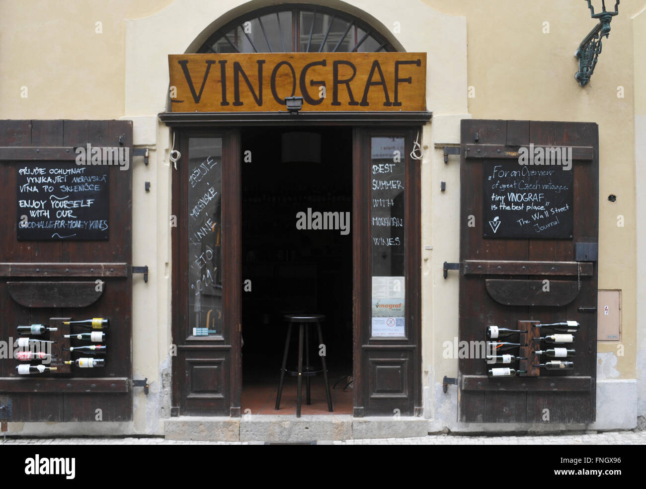 Vinograf wine bar nel quartiere di Mala Strana, Praga, Repubblica Ceca Foto Stock