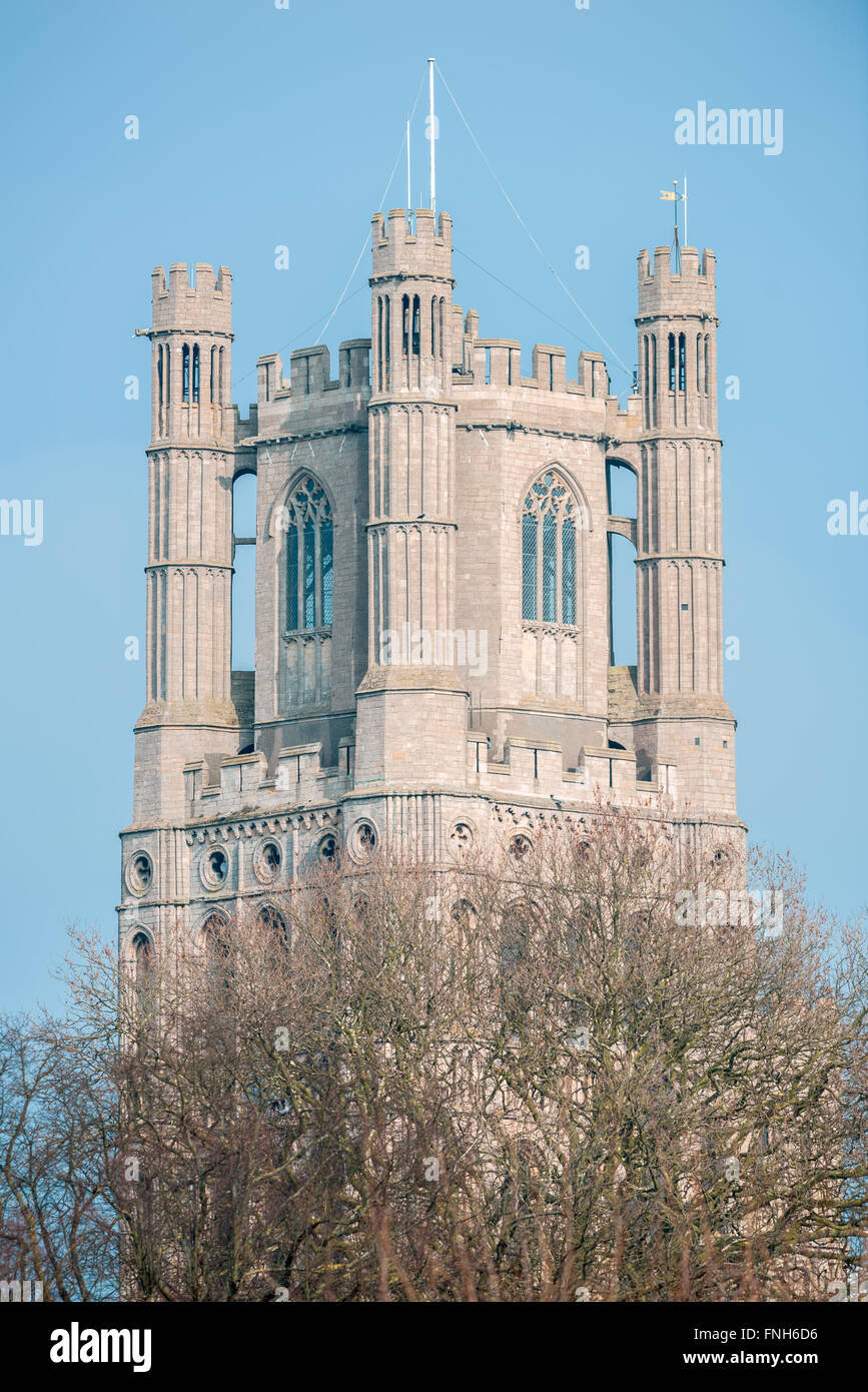 La torre all'estremità ovest della cattedrale di Ely, che è un luogo di culto cristiano. Foto Stock