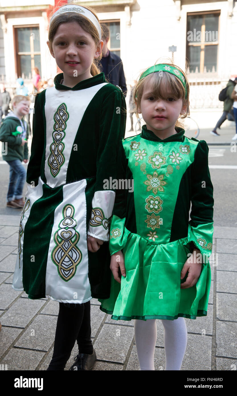 Due giovani ragazze vestite nel tradizionale costume irlandese frequentare il St Patricks parata del giorno a Londra Foto Stock