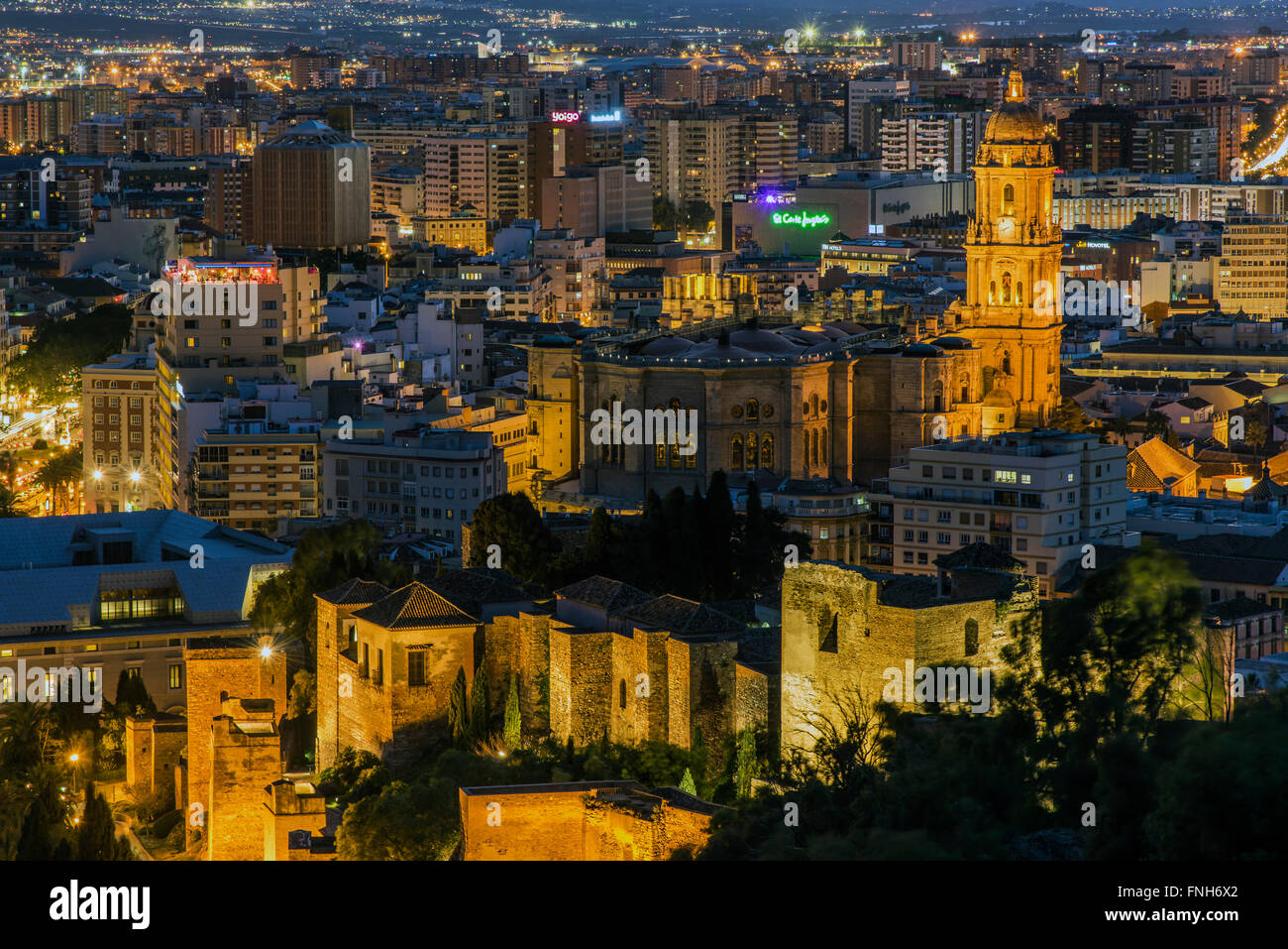Lo skyline della citta' al tramonto, Malaga, Andalusia, Spagna Foto Stock