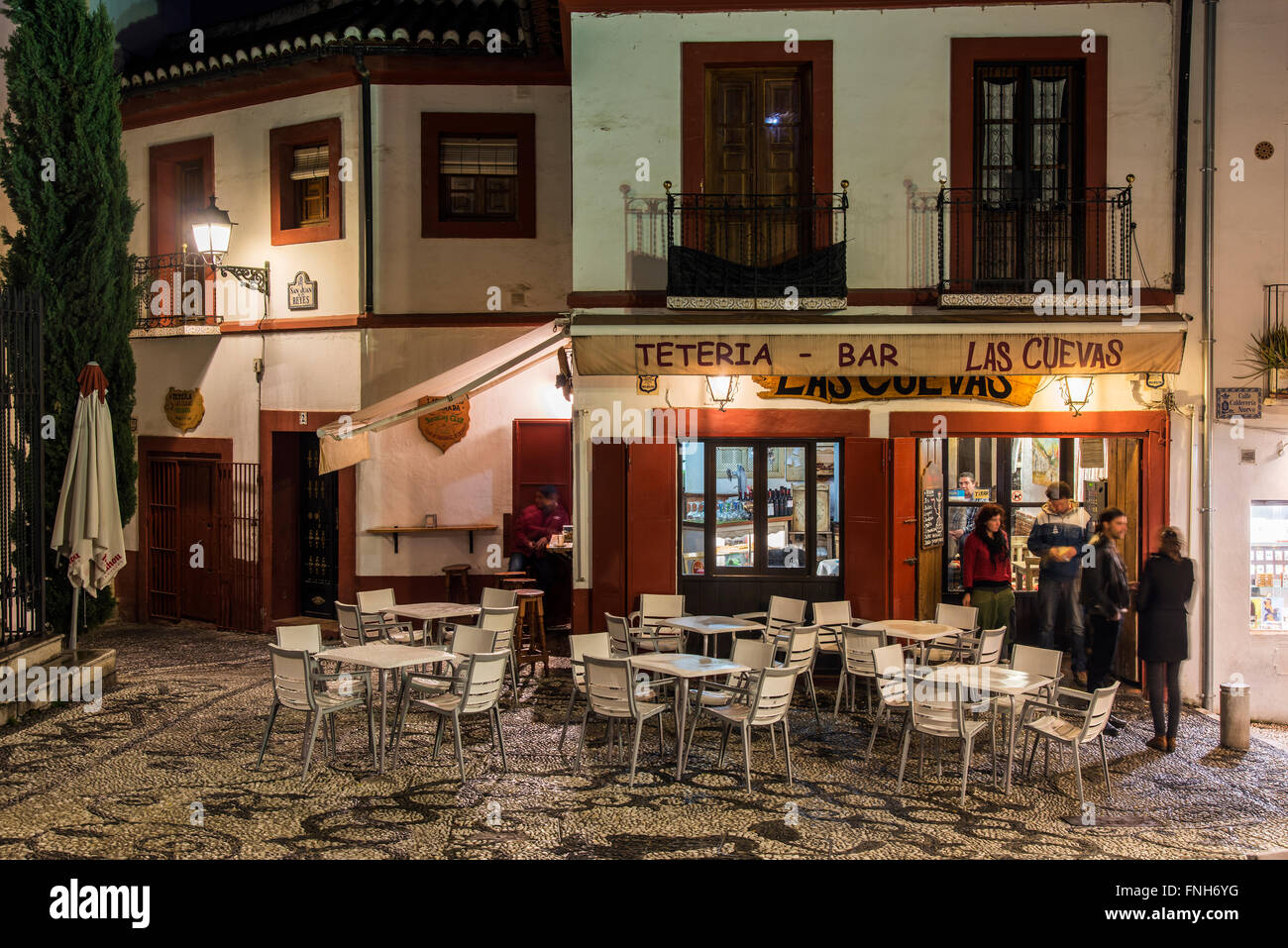 Atmosfera della vita notturna del quartiere di Albayzin, Granada, Andalusia, Spagna Foto Stock