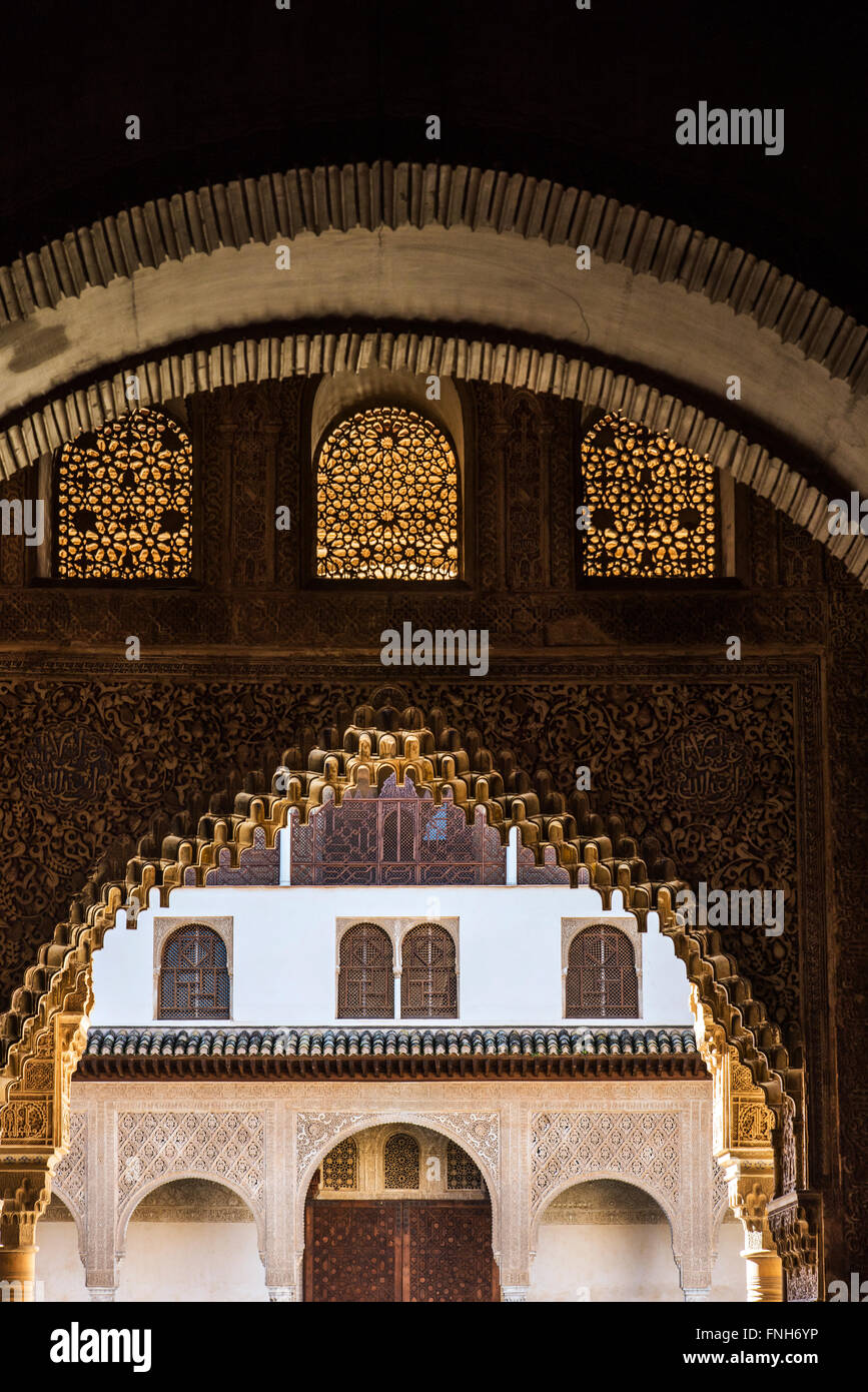 Architettura moresca all'interno del Palacios Nazaries o Nasrid palazzi, Alhambra Palace, Granada, Andalusia, Spagna Foto Stock