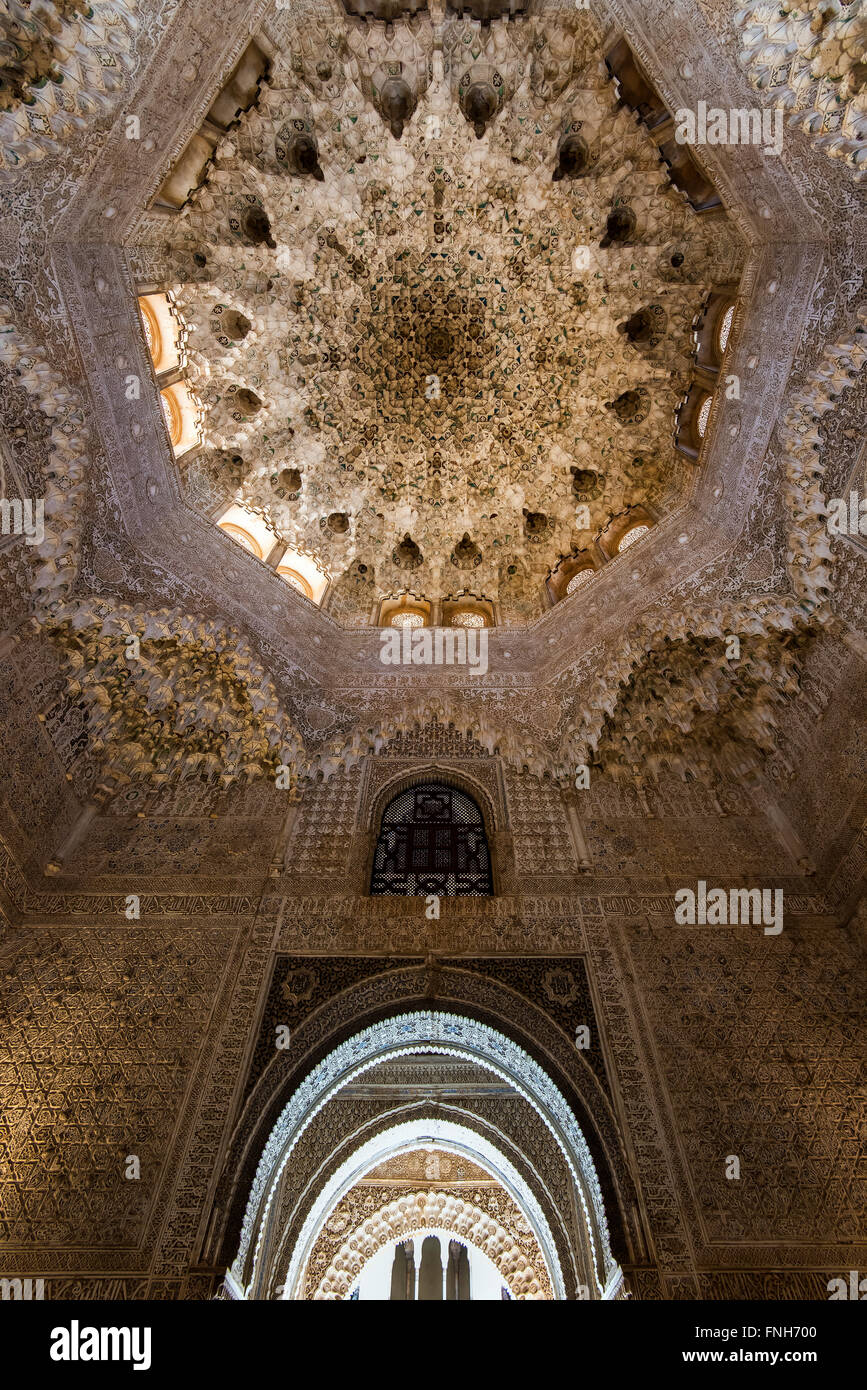 Muqarnas decorazione del soffitto e la cupola, Palazzo dei Leoni, Alhambra Palace, Granada, Andalusia, Spagna Foto Stock