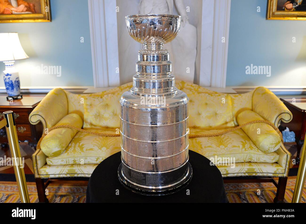 La Stanley Cup, il campionato trofeo assegnato annualmente per la National Hockey League champion è sul display a un membro un pranzo in onore del il primo ministro canadese Justin Trudeau Marzo 10, 2016 a Washington D.C. Foto Stock