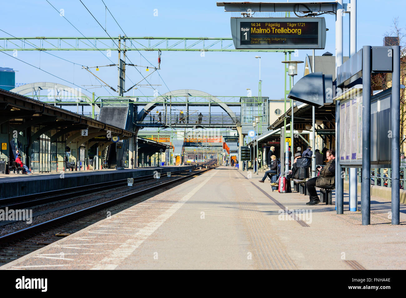 Lund, Svezia - 12 Marzo 2016: persone in attesa del treno per arrivare alla stazione ferroviaria. Nessun treno è a. Persone reali nella vita quotidiana Foto Stock