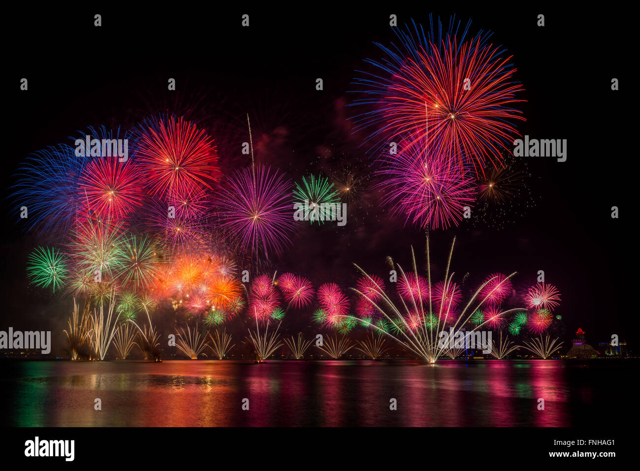 Multi-colore fuochi d'artificio sull'acqua. West Bay, Doha, Qatar Foto Stock