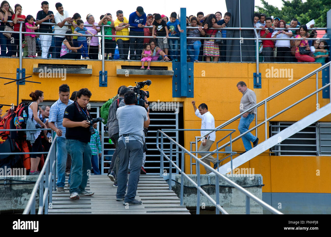 Presidente Correa e Peter Greenberg di salire a bordo di una barca sul fiume Rio delle Amazzoni a Guyaquil, Ecuador durante le riprese di Ecuador: Royal Tour. Foto Stock