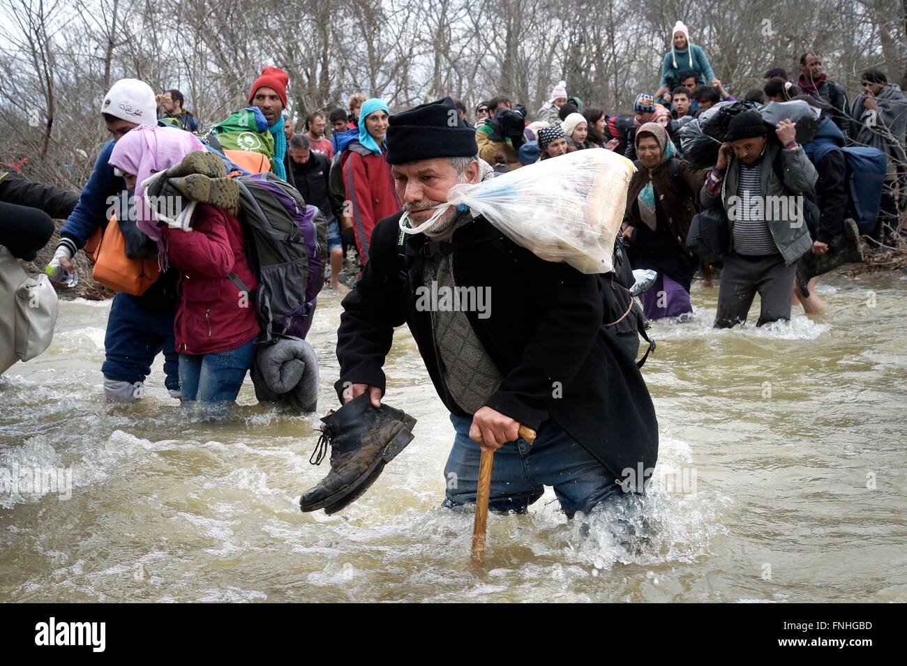 Idomeni, Grecia. Il 14 marzo 2016. Migliaia di migranti bloccati nel campo di Idomeni decidere di attraversare la frontiera macedone alla fine della recinzione di filo,a camminare per ore e attraversando il fiume con acqua molto fredda aiutato da volontari.tre rifugiati annegato attraversando il fiume.decine di giornalisti e volontari arrestati dalla polizia macedone nel pomeriggio per ingresso illegale. Photo credit: Danilo Balducci/Sintesi/Alamy Live News Foto Stock