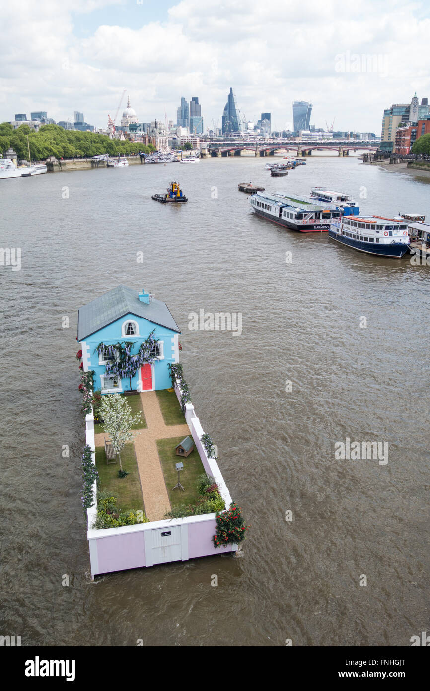 Una singola casa famiglia galleggiando giù il fiume Tamigi nel centro di Londra Foto Stock