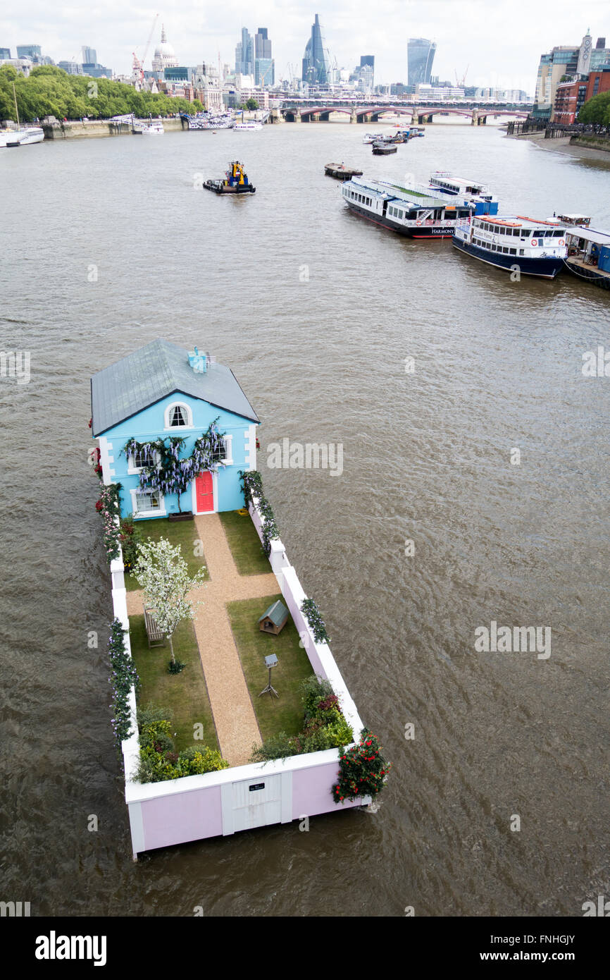 Una singola casa famiglia galleggiando giù il fiume Tamigi nel centro di Londra Foto Stock