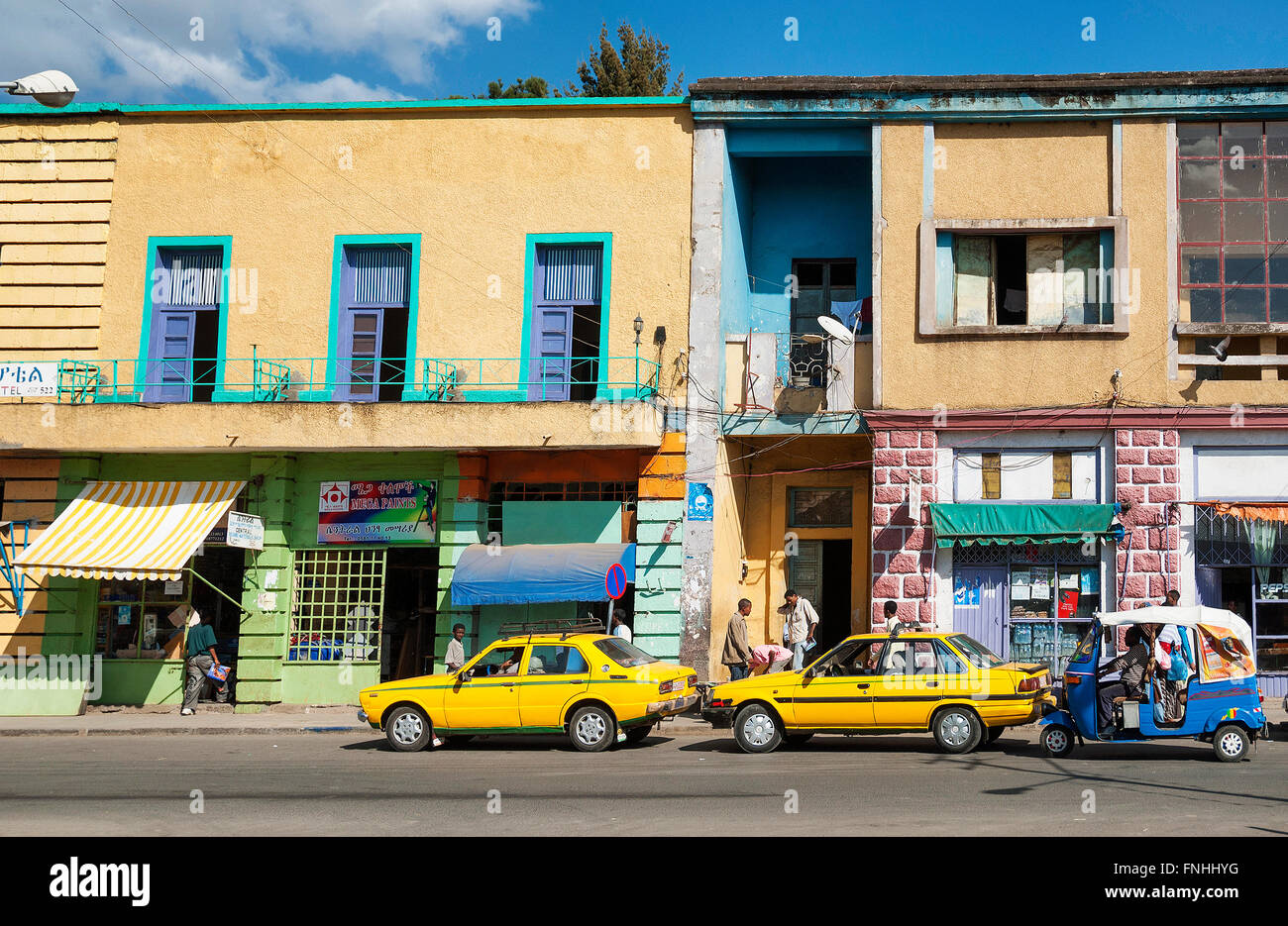 African taxi e tuk tuk su gondar Etiopia street Foto Stock