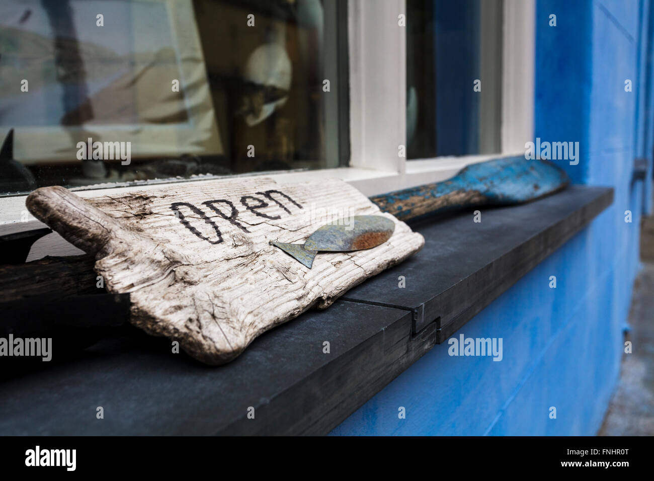 Aprire il segno sul davanzale shop. Foto Stock