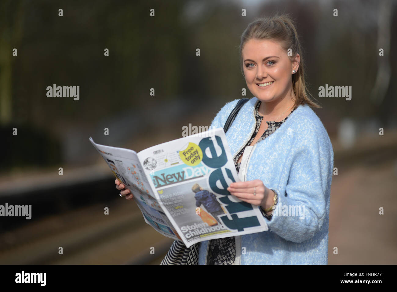 Studente Frances Cawthorne, 20, la lettura del nuovo British National quotidiano 'Il nuovo giorno" lanciato nel febbraio 2016. Foto Stock