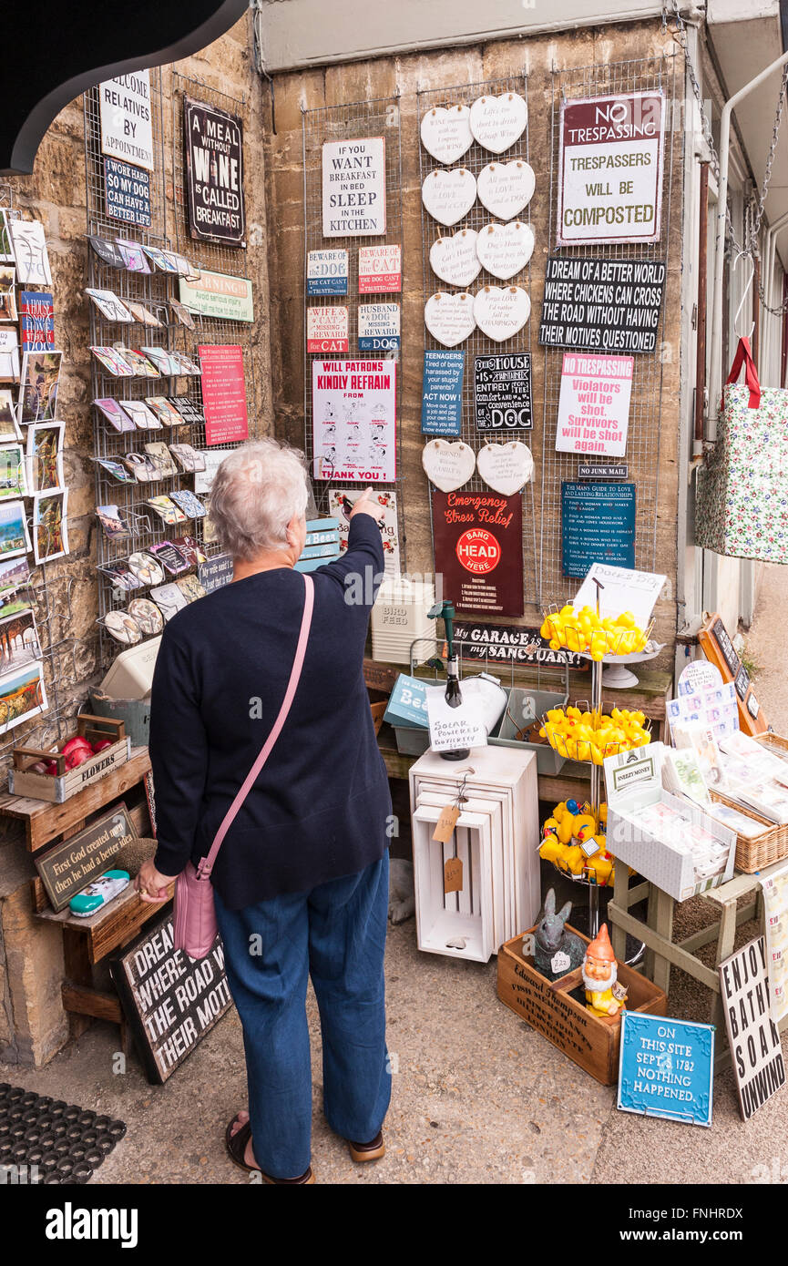 Segni umoristico per la vendita al di fuori del Regno Unito regali store Foto Stock