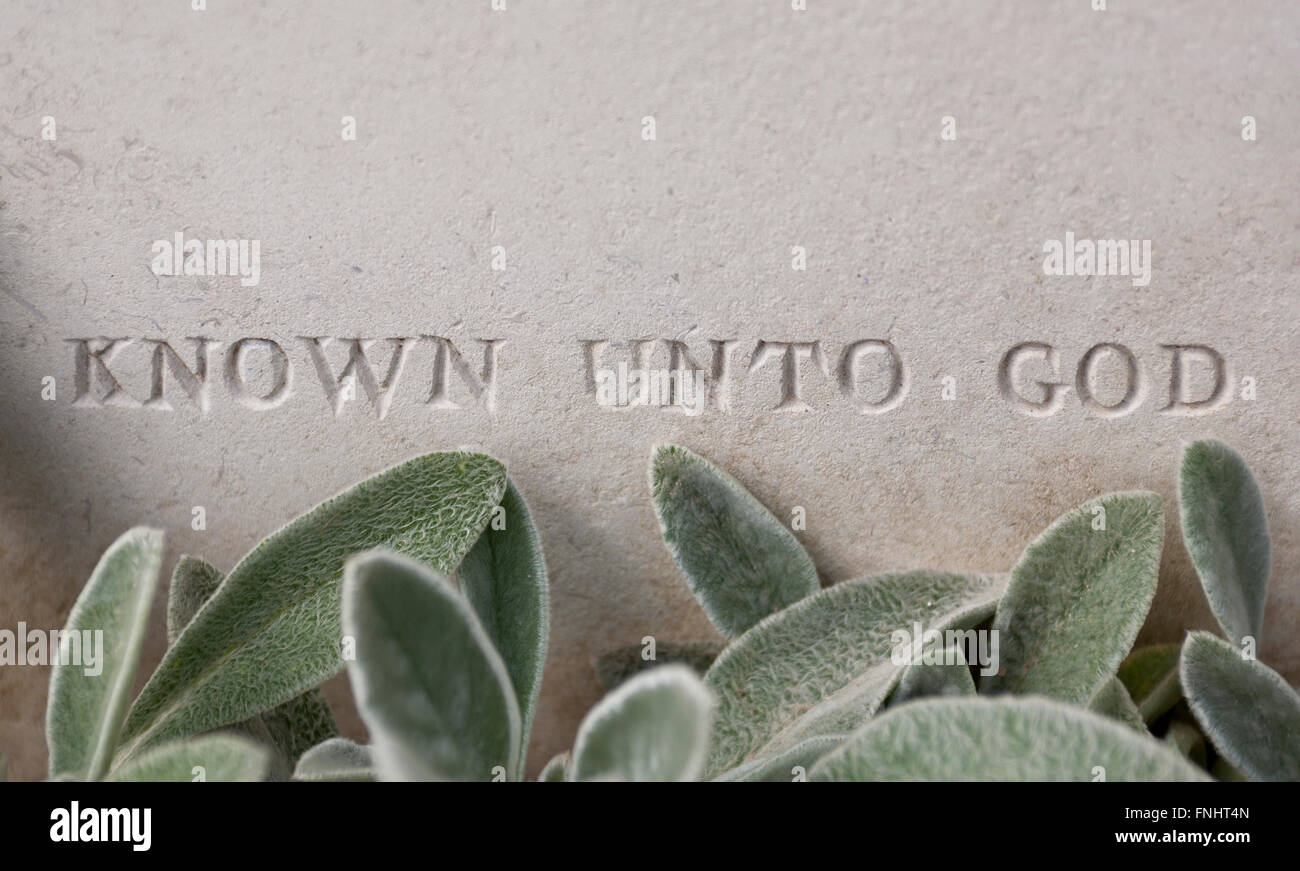 Note a Dio, inscritto sulla lapide di un WW1 Soldato Ignoto a Peake cimitero di legno, Francia. Foto Stock