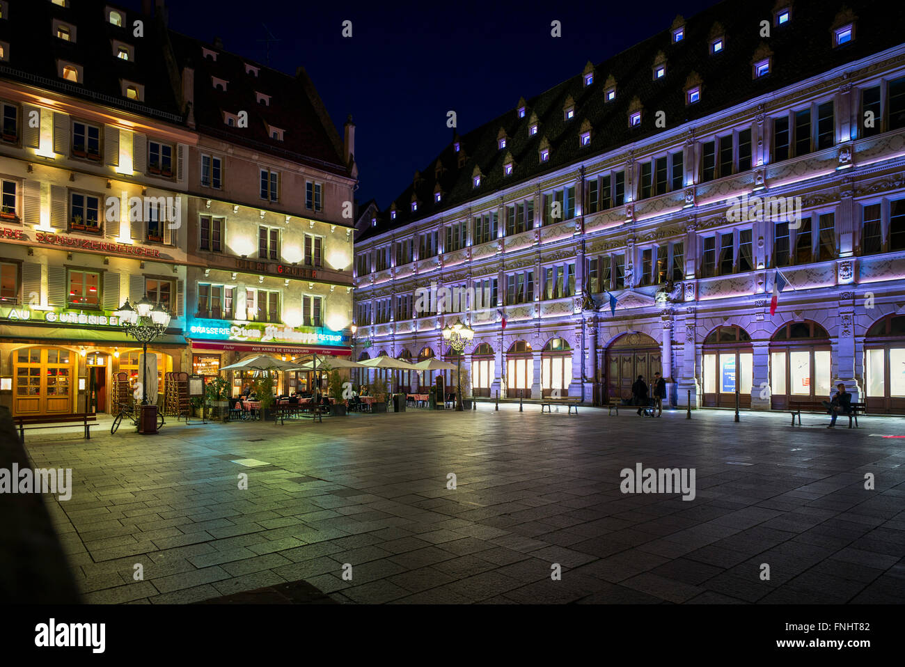 Camera di Commercio di Strasburgo, ristoranti, night, luogo piazza Gutenberg, Strasburgo, Alsazia, Francia, Europa Foto Stock