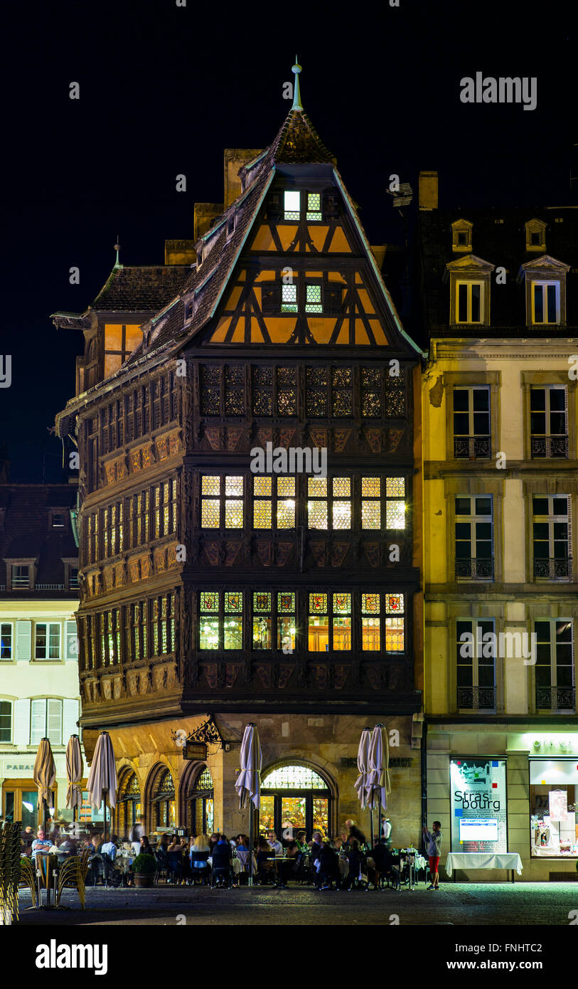 Maison Kammerzell casa medievale 16th ° secolo con finestre illuminate di notte, Strasburgo, Alsazia, Francia, Europa Foto Stock