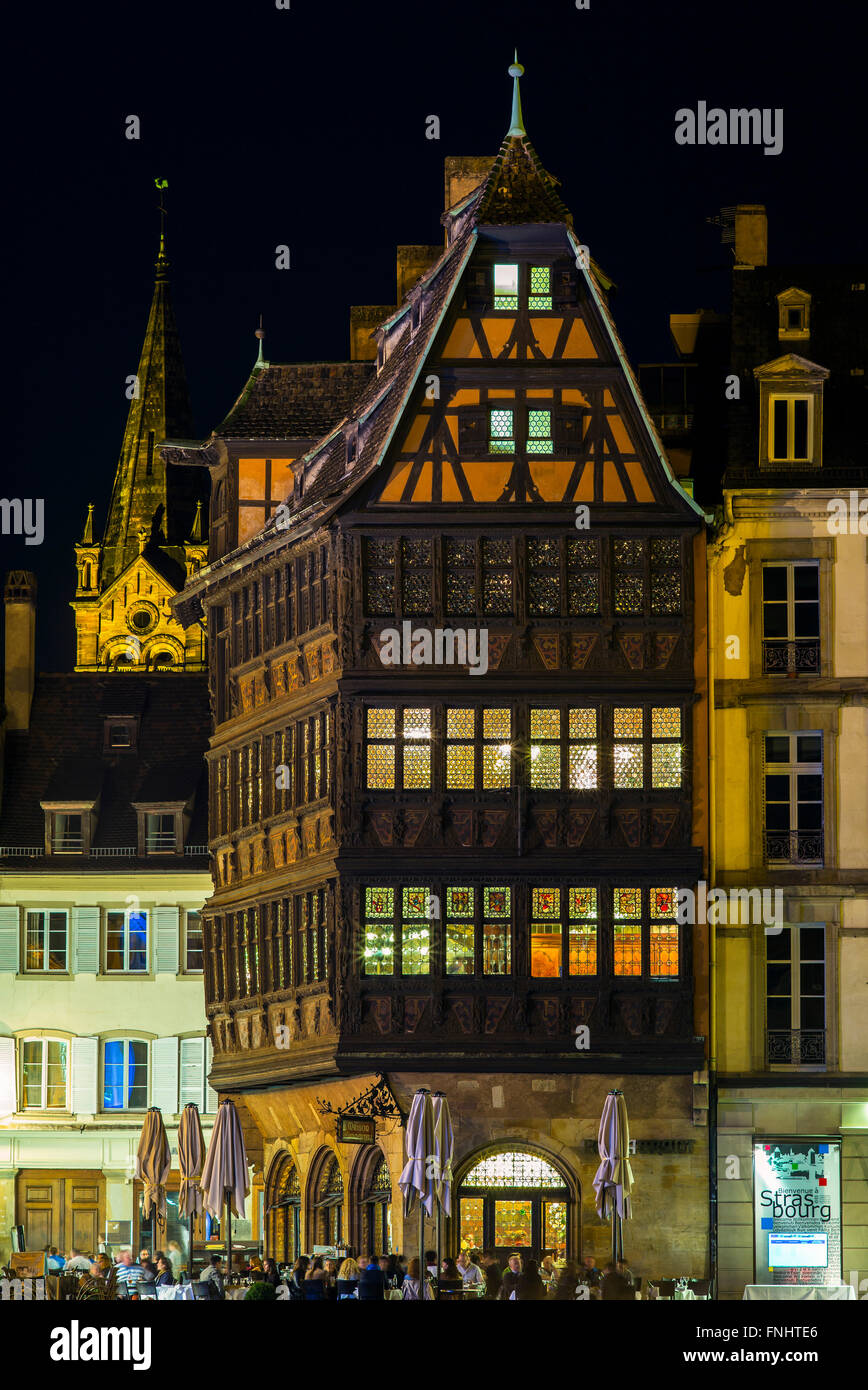 Maison Kammerzell casa medioevale del XVI secolo di notte, Strasburgo, Alsazia, Francia Foto Stock