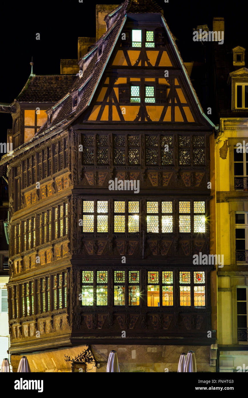 Maison Kammerzell casa medioevale del XVI secolo di notte, Strasburgo, Alsazia, Francia Foto Stock