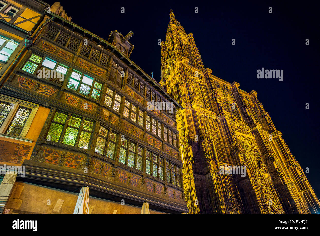 Maison Kammerzell casa medioevale e Notre-dame cattedrale gotica del XIV secolo di notte, Strasburgo, Alsazia, Francia Foto Stock