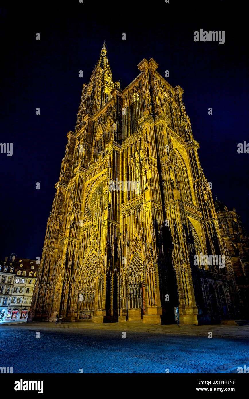 Notre Dame cattedrale gotica del XIV secolo di notte, Strasburgo, Alsazia, Francia Foto Stock