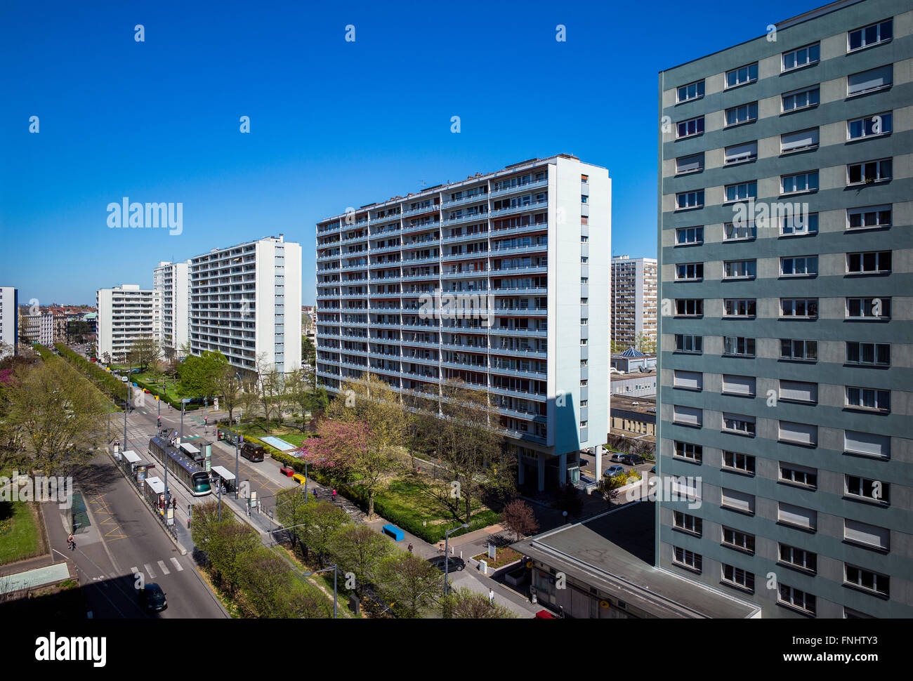 'Avenue du Général de Gaulle' street con edifici condominiali in 'Esplanade' distretto, Strasburgo, Alsazia, Francia Europa Foto Stock