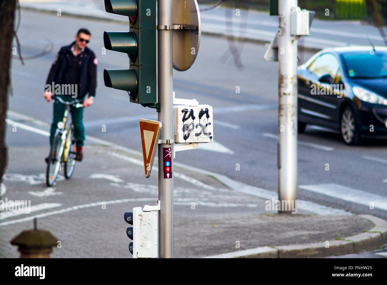 Semaforo post e il ciclista, Strasburgo, Alsazia, Francia, Europa Foto Stock