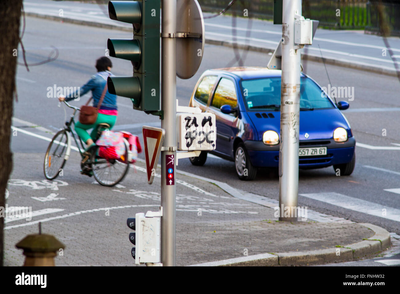 Semaforo post, ciclista e auto, Strasburgo, Alsazia, Francia Foto Stock