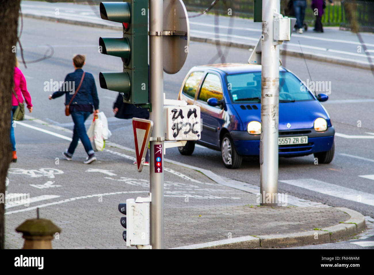 Semaforo post, pedonale e auto, Strasburgo, Alsazia, Francia Foto Stock