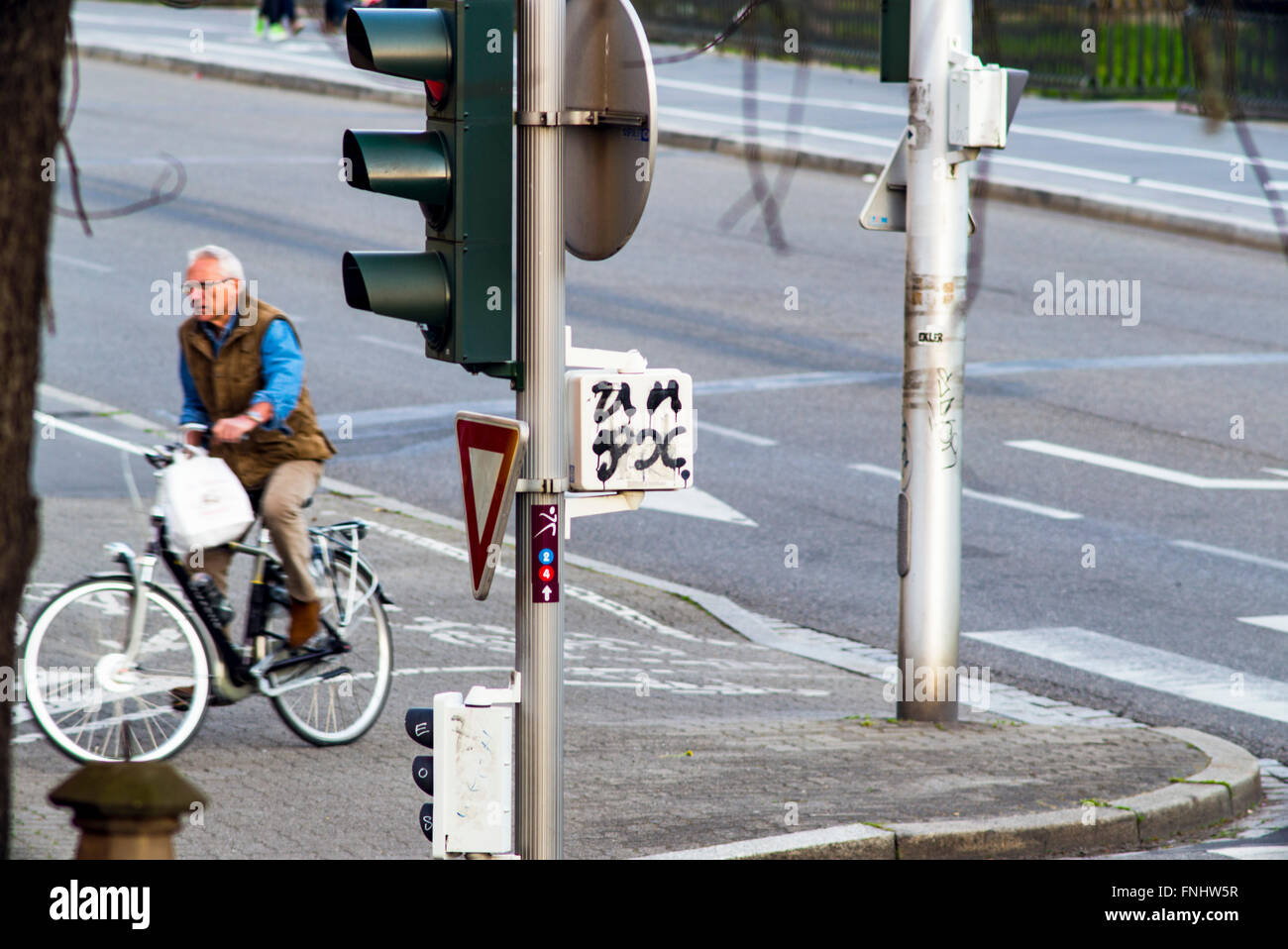 Semaforo post e il ciclista, Strasburgo, Alsazia, Francia, Europa Foto Stock