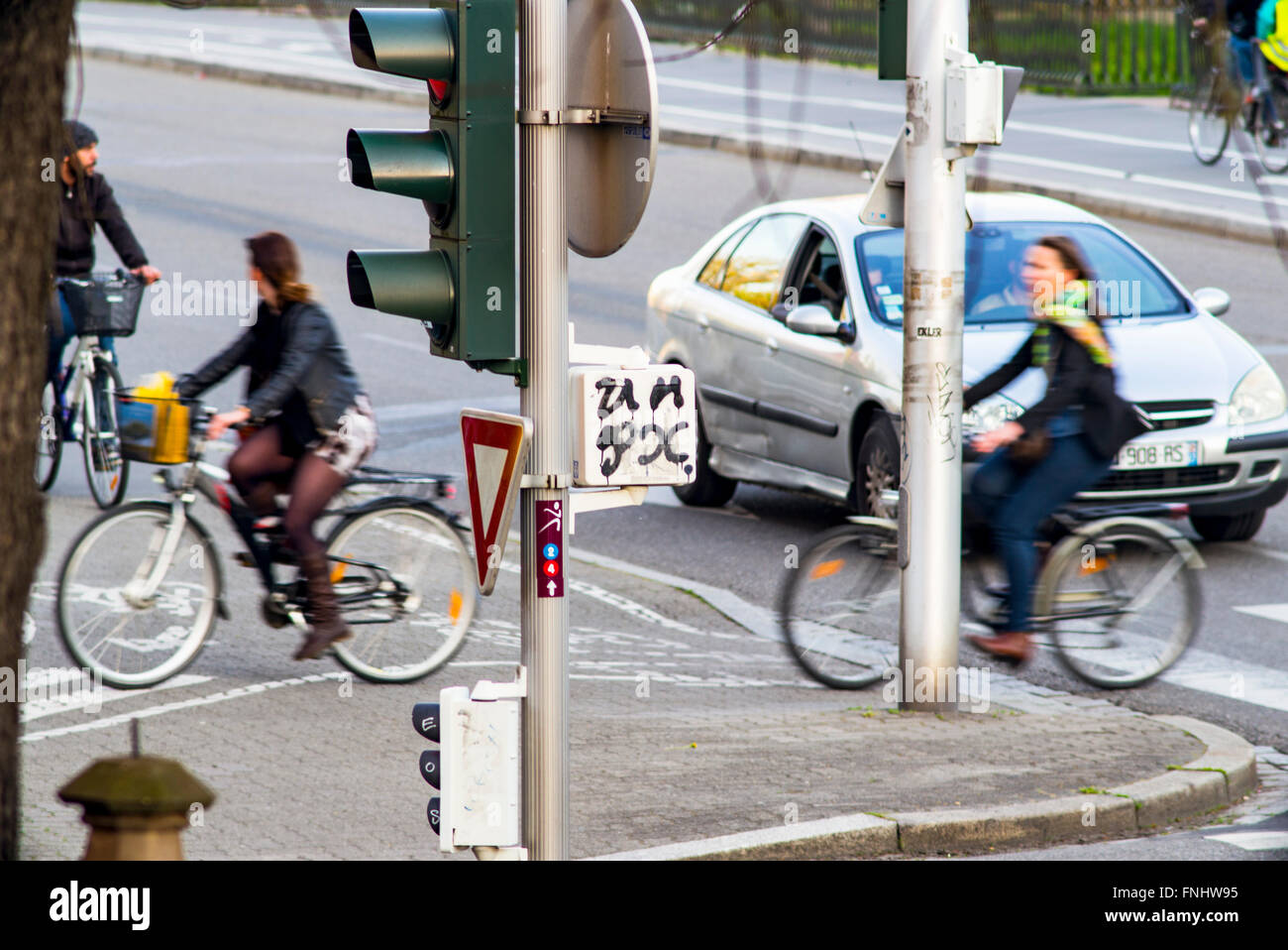 Semaforo, ciclisti e auto, Strasburgo, Alsazia, Francia Foto Stock