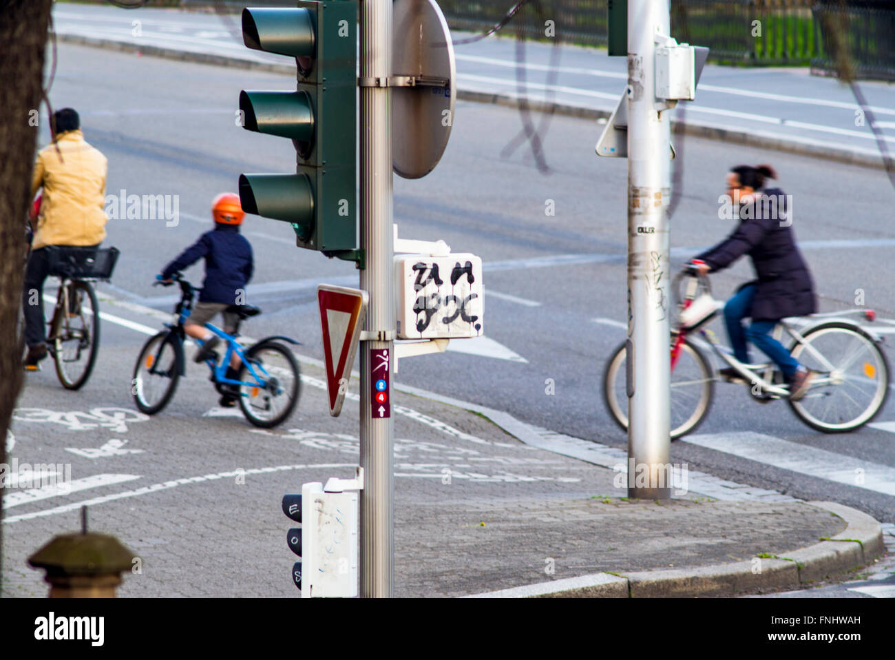 Semaforo post e ciclisti, Strasburgo, Alsazia, Francia Foto Stock