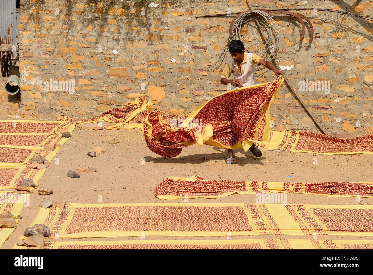BHUJ, India - 14 gennaio: giovane abitante dell India il dispiegamento di tessuti per la essiccazione al sole nel Gujarat in India, Foto Stock