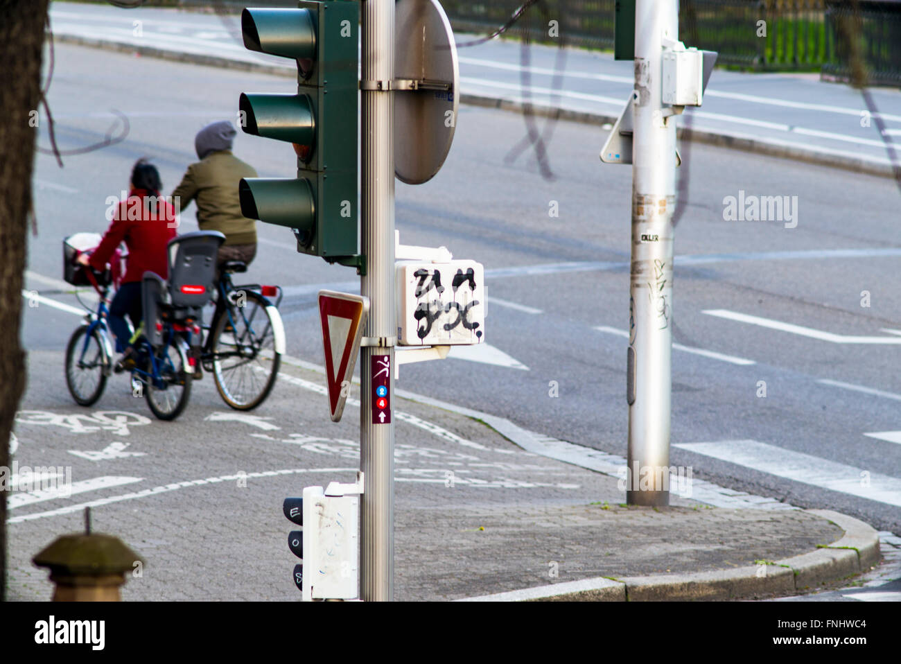 Semaforo post e ciclisti, Strasburgo, Alsazia, Francia Foto Stock