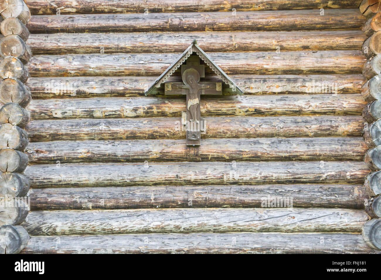 Una croce di legno con l'immagine della croce sulla parete del registro Foto Stock