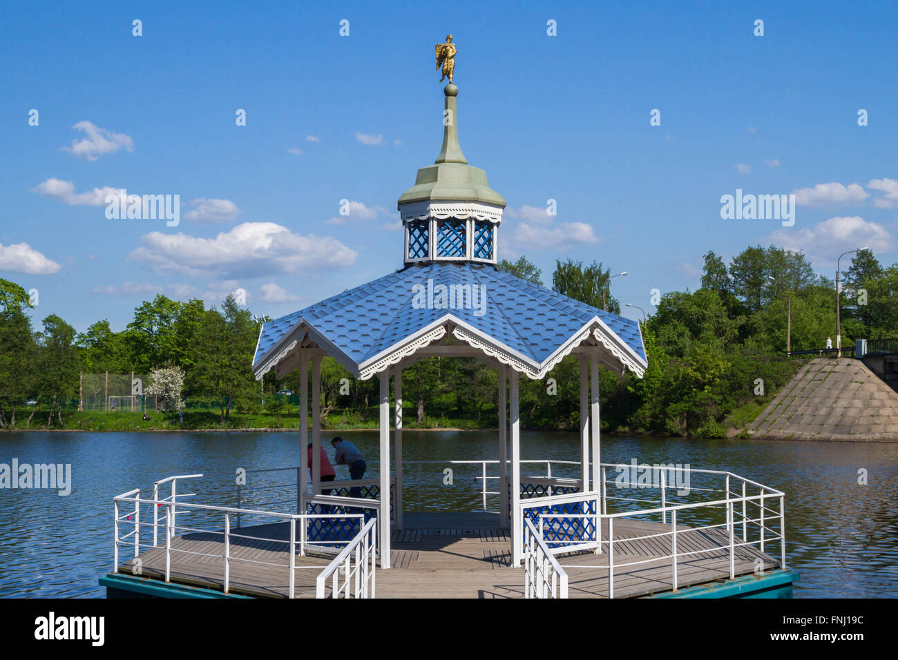 Scolpiti gazebo in legno dal fiume Foto Stock Scolpiti gazebo in legno dal fiume Foto Stock