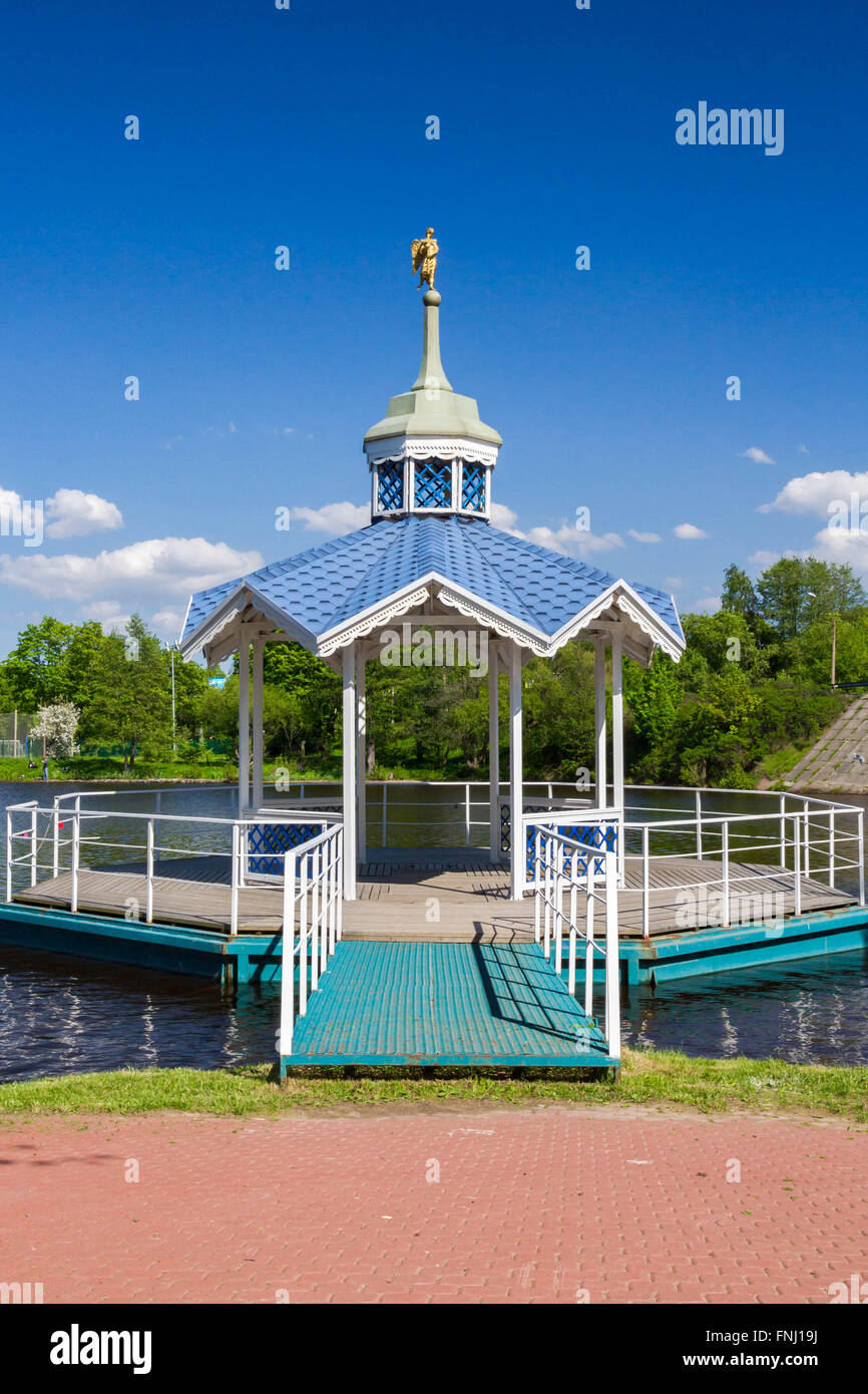 Scolpiti gazebo in legno dal fiume Foto Stock Scolpiti gazebo in legno dal fiume Foto Stock
