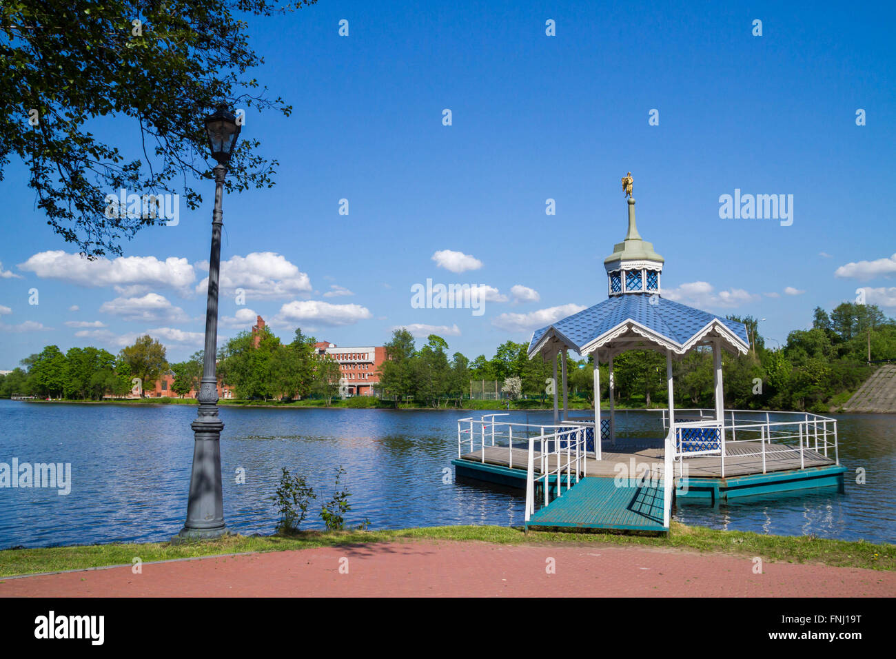 Scolpiti gazebo in legno dal fiume Foto Stock Scolpiti gazebo in legno dal fiume Foto Stock