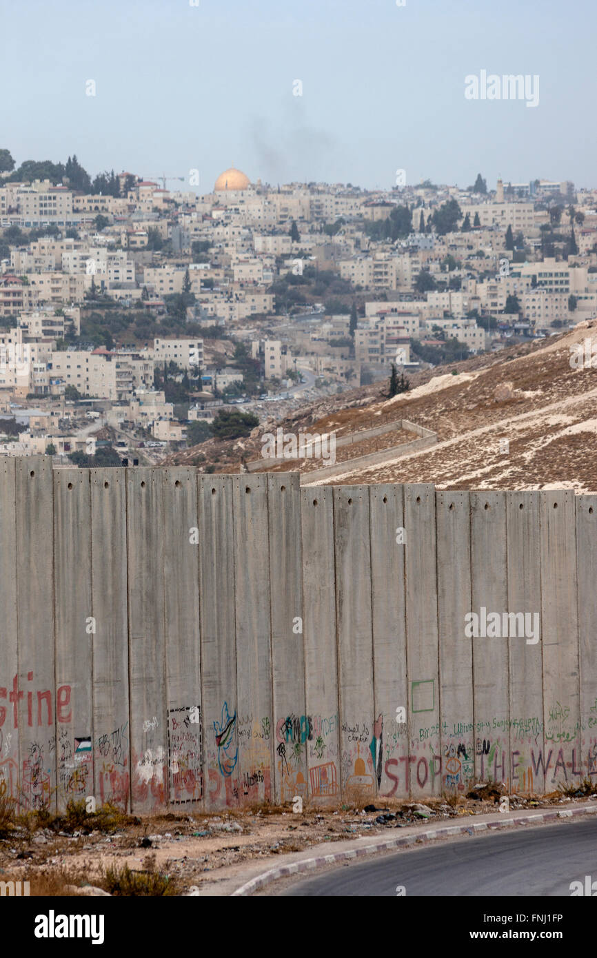 Graffiti sul calcestruzzo muro di sicurezza costruito dagli israeliani al di fuori di Gerusalemme, Israele Foto Stock