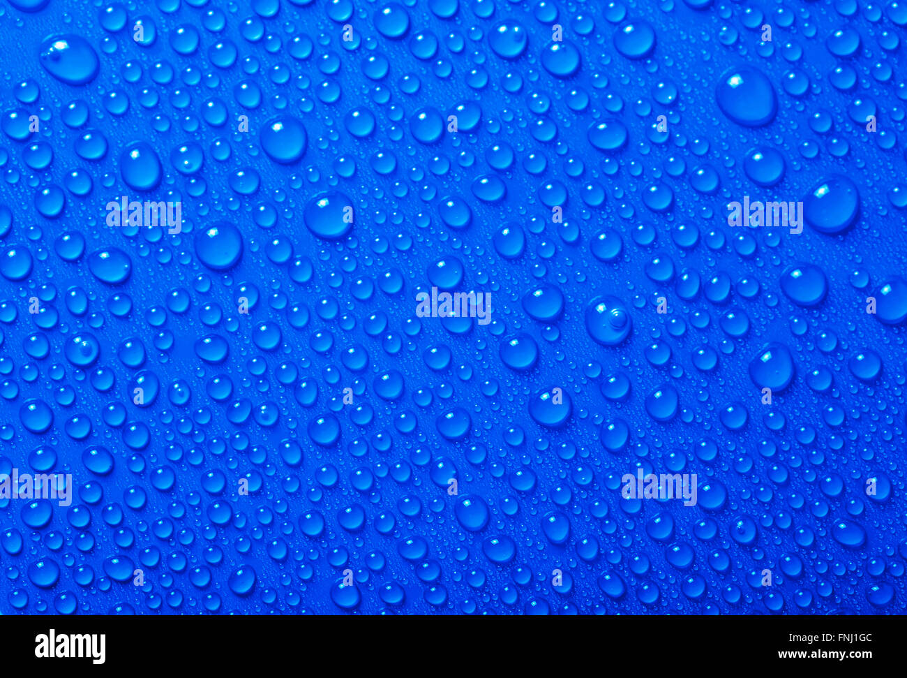 Gocce di acqua su sfondo blu Foto Stock