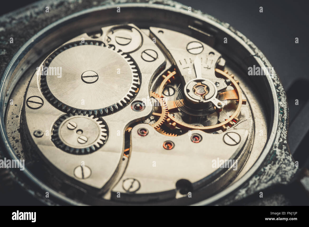 Meccanismo vintage antico orologio da polso bella originale nero e sfondo metallico Foto Stock