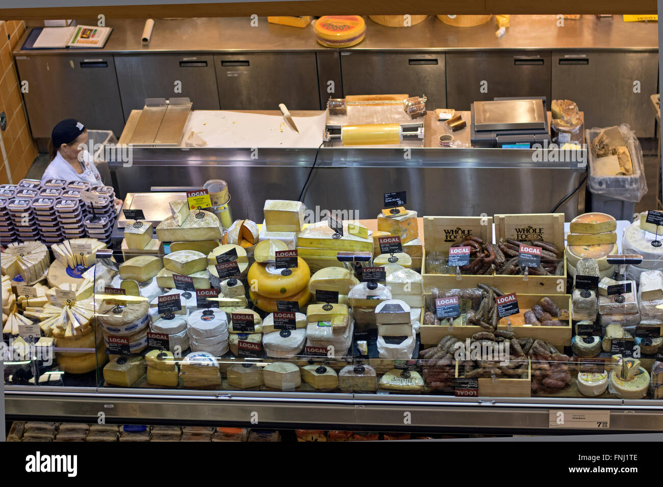 Una vista da sopra del formaggio contatore a Whole Foods su Houston Street nel centro di Manhattan, New York City Foto Stock