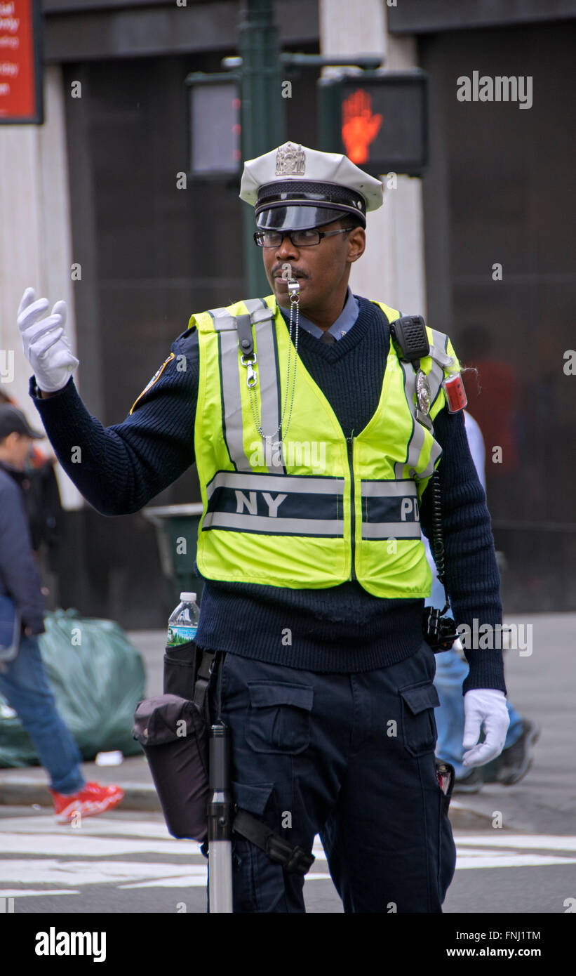 Un maschio di New York il traffico della città Enforcement Officer dirige vetture a East 34th Street e Park Avenue in New York City. Foto Stock