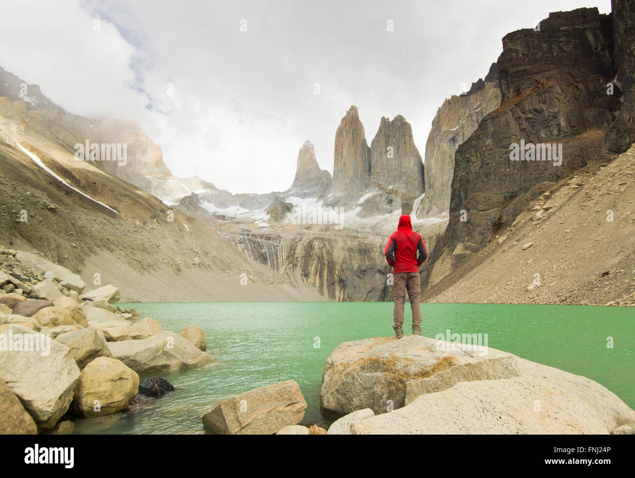 Uomo in piedi vicino al lago in Patagonia Torres del Paine Foto Stock