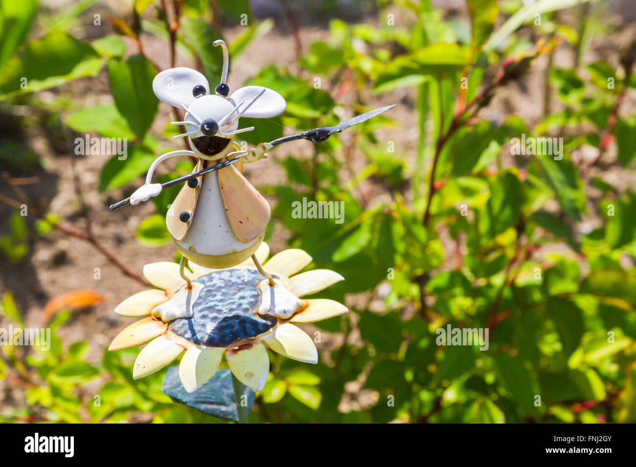 Giardino mouse in metallo con una pala Foto Stock