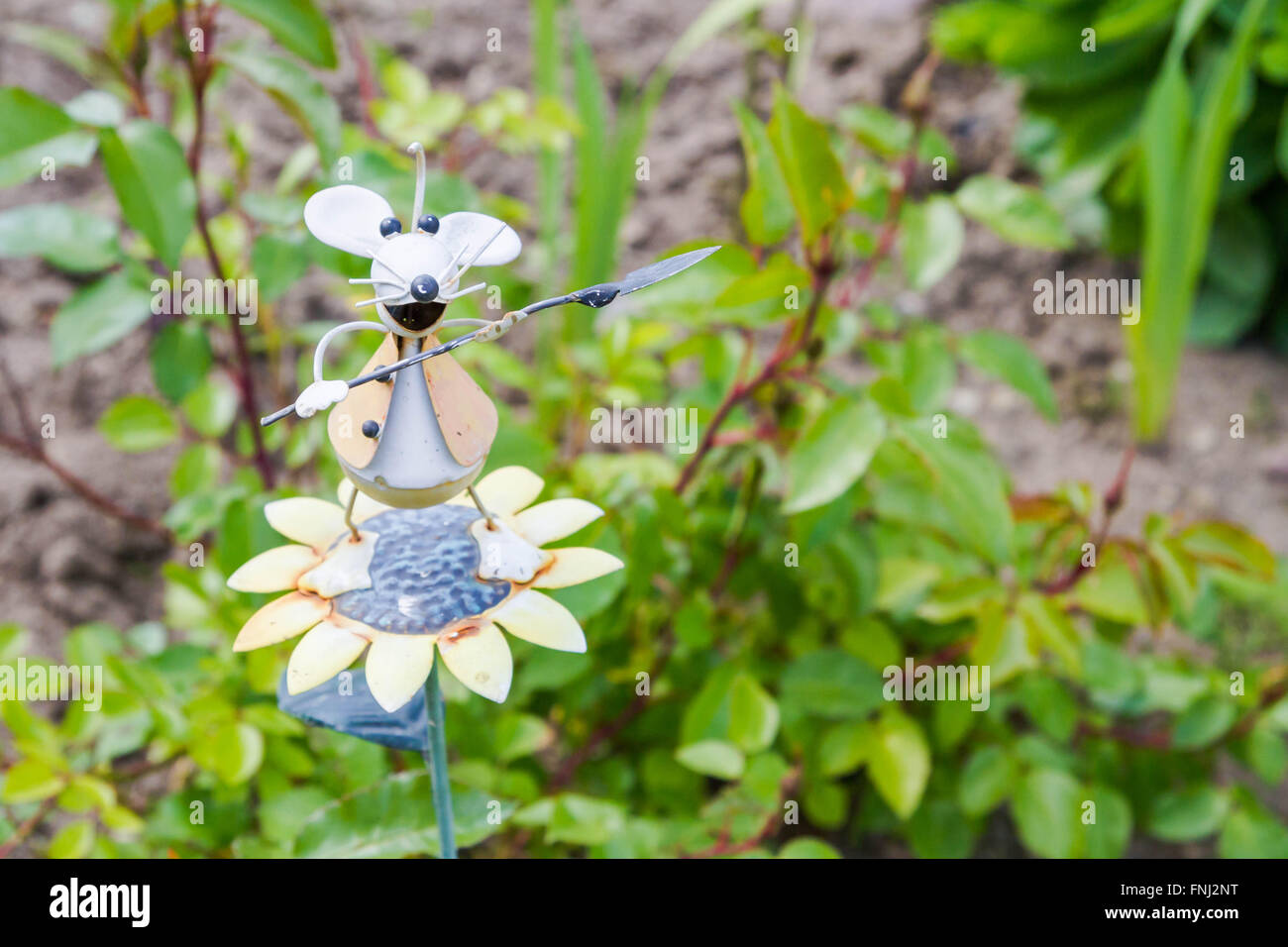 Giardino mouse in metallo con una pala Foto Stock